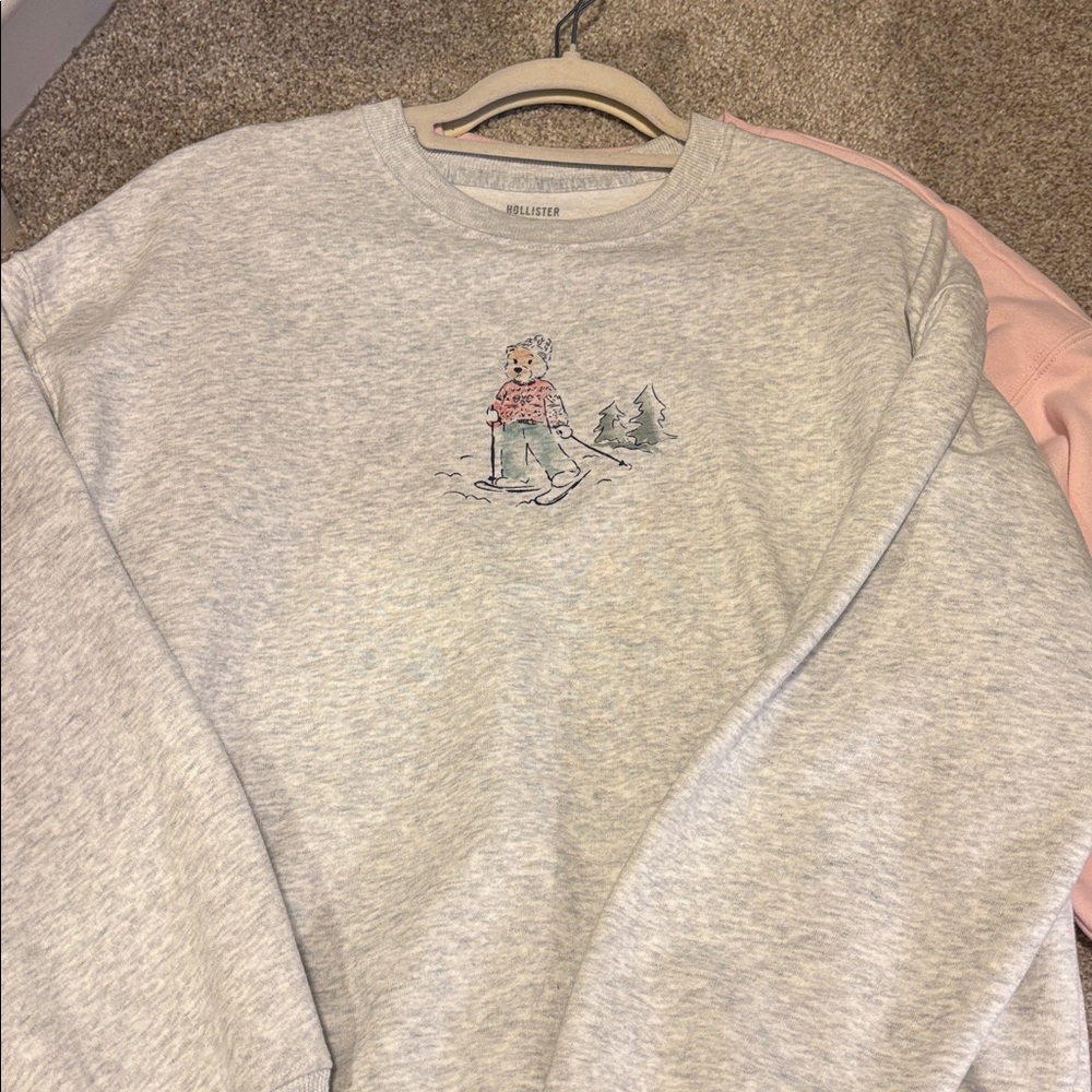 Hollister Light Gray Sweatshirt with Skiing Bear